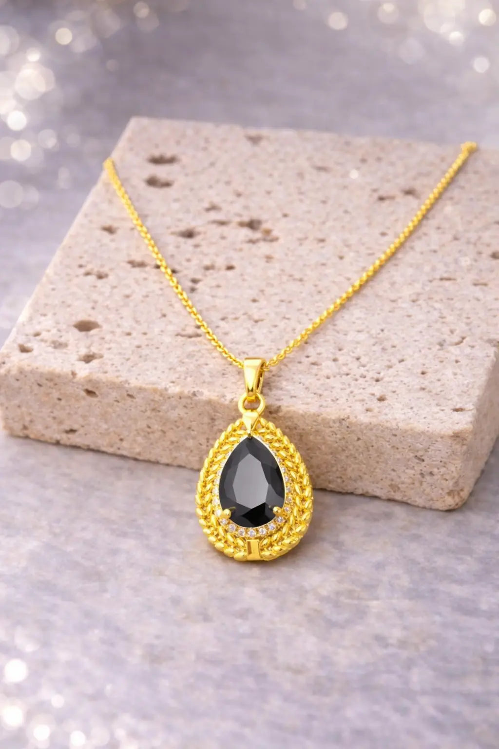 Mehrify Black Teardrop Stone Pendant Necklace – Gold-Tone Elegant Jewelry for Women