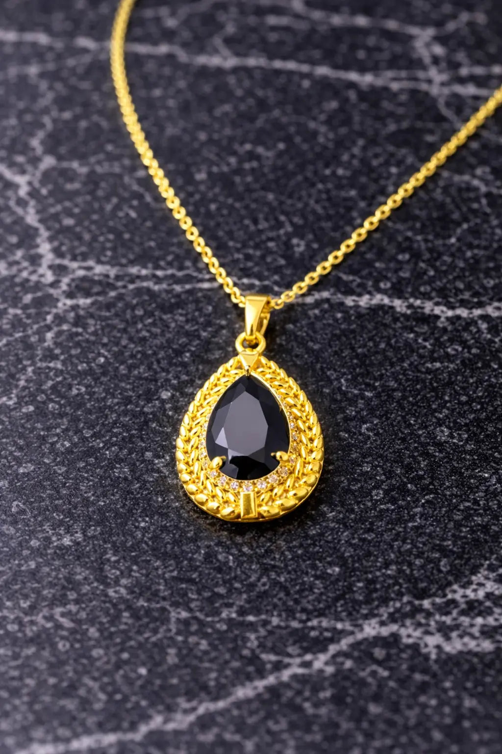 Mehrify Black Teardrop Stone Pendant Necklace – Gold-Tone Elegant Jewelry for Women